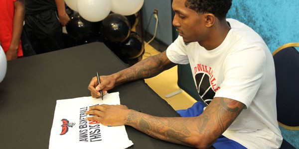 lou-williams-signs-autographs